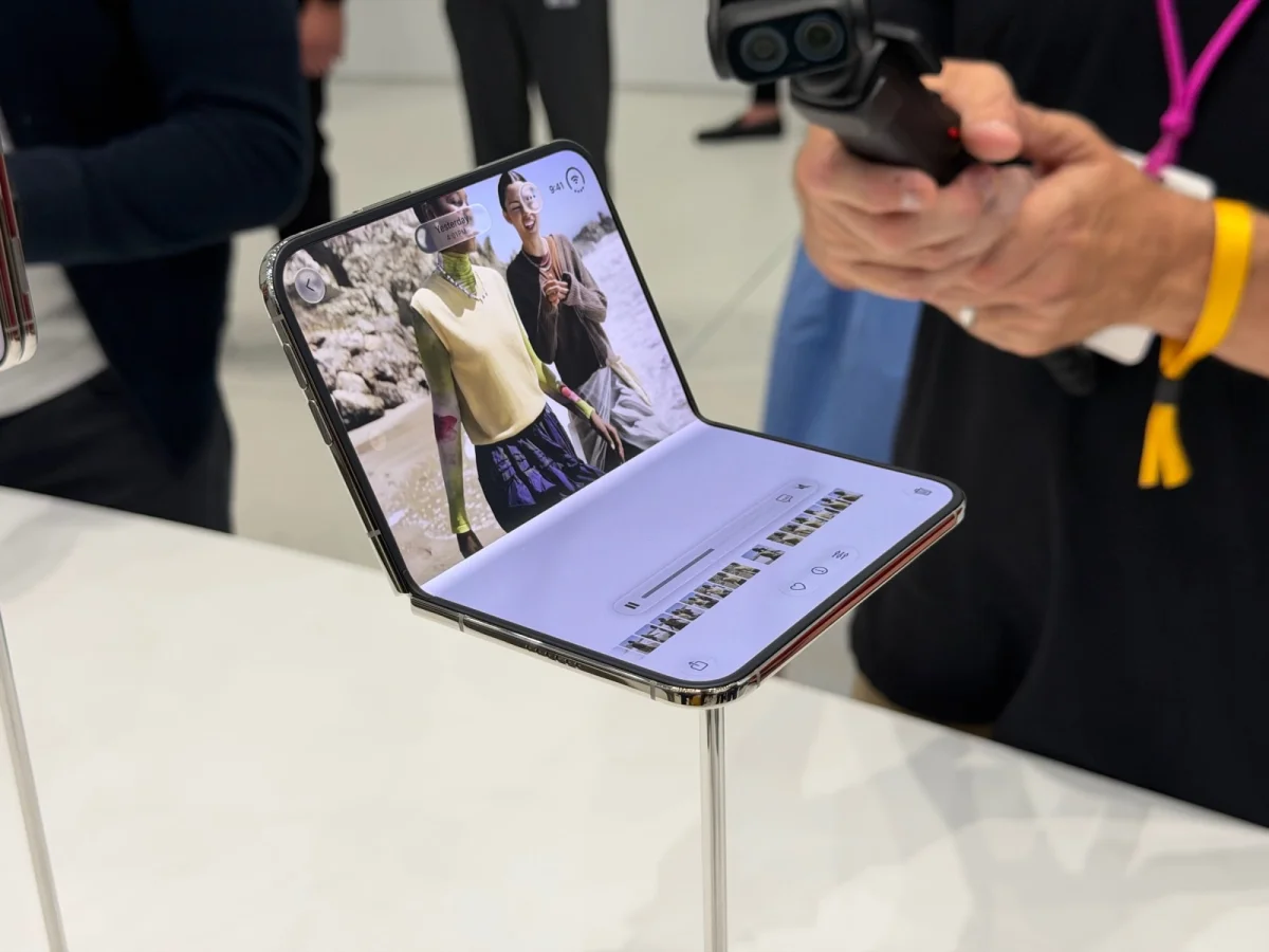 camera app on the iphone duo display